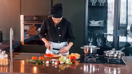 Chef privato al lavoro nella cucina della casa