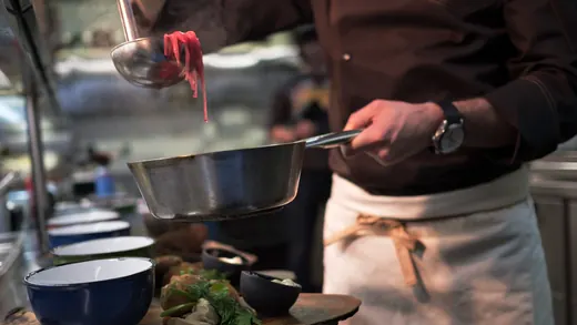Cottura in padella durante la preparazione della cena