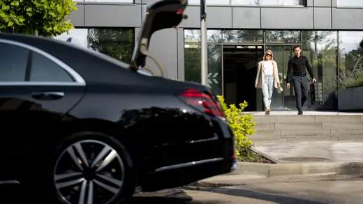 Arrivo in berlina nera con autista