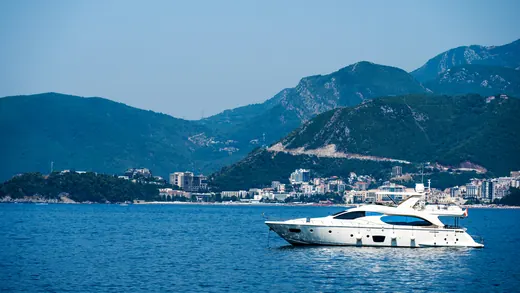 Yacht in una baia chiusa tra le montagne