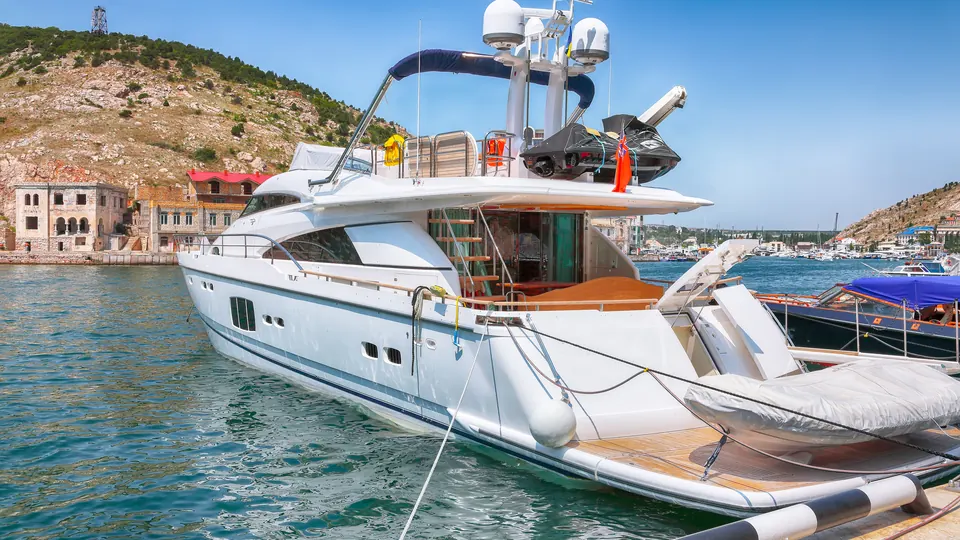 Yacht ormeggiato nella marina di un borgo sul mare